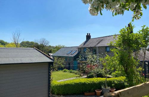 The Fabulous flower hut - Photo 18