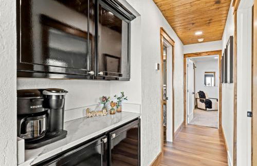 Great Falls Premier Retreat by Wrecked & Refined Stunning Views Hot Tub Family Fun - Foto 8