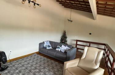 ESPAÇO PÉROLA GUANABARA, 70 Metros do Mar, 4 Suítes independentes COM AR, Área Gourmet Integrada com Piscina,Churrasqueira, 900 Metros de CASTELHANOS, ideal para FAMÍLIAS E AMIGOS - Foto 11