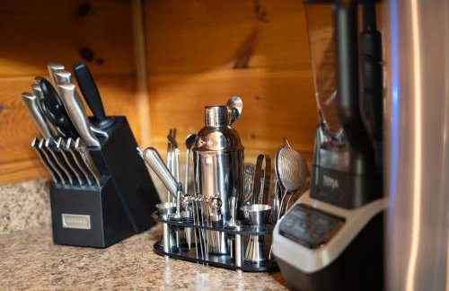 Log Cabin with Hot Tub, Game Room-10 min to NRG - Foto 14