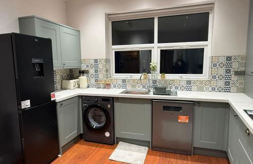 Large Luxury 4 bedroom home with parking - Foto 35