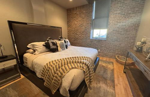 Stylish Main St Loft with Balconies and Garage - Foto 46