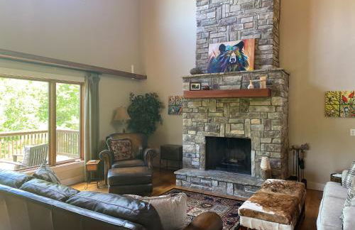 Fireside Retreat Hot Tub, Game Area, Fire Pit & Mountaintop Views! - Foto 50