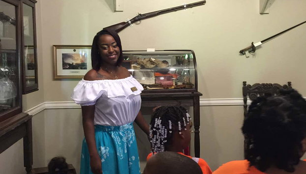 Visita guiada por el Heritage Museum of The Bahamas - Foto 3, Escuchando la explicación de la guía