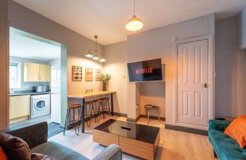 4 Bedroom Stylish House in Redditch - Free Parking - Photo 1