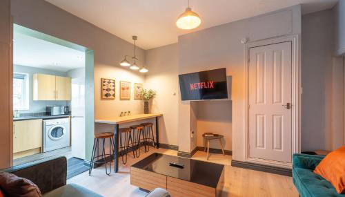 4 Bedroom Stylish House in Redditch - Free Parking - Photo 1