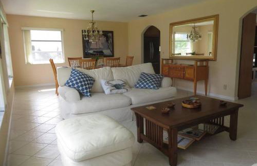 Spacious villa, pool, water views, walk to beach - Foto 32