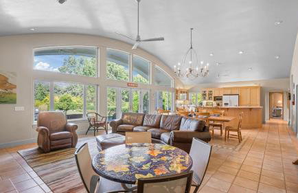 Vineyard Estate w Pool Spa Bocce Ball Mins to Wineries Park Lawndale Manor by AvantStay - Foto 7