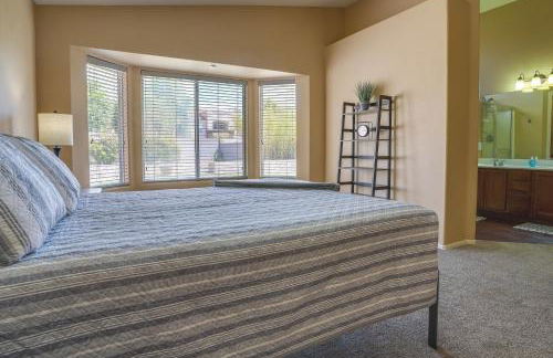 Fenced Backyard and Fire Pit Bright Peoria Home! - Foto 13