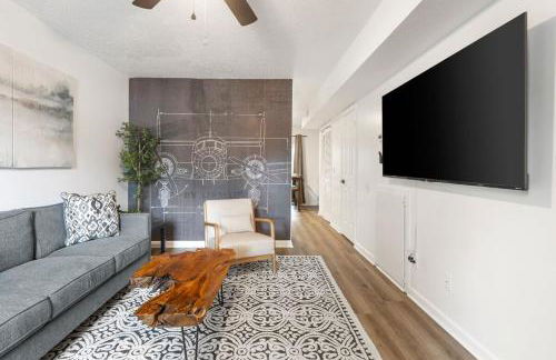 Stylish 2BR Urban Stay Near CAE Pet Friendly - Photo 13