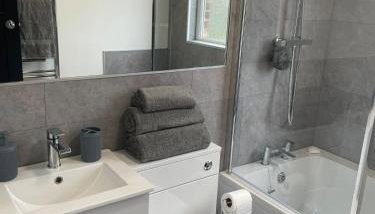 Belmont Lodge - Photo 3, towels, Shower