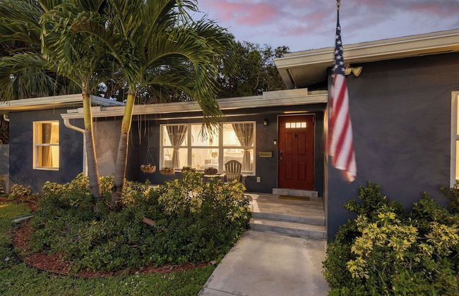 Hot Tub, Firepit, Deck | 10mins to Beach | Middle Terrace Cottage by AvantStay - Foto 46