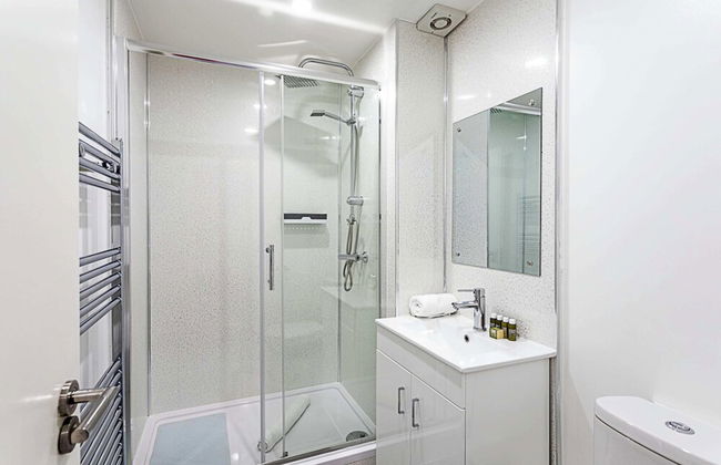 Modern Clapham Apartment - Photo 14