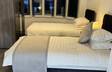 Marcot House Modern 5 bedroom house Solihull 10 mins drive from bhx & nec private off road parking - Foto 53