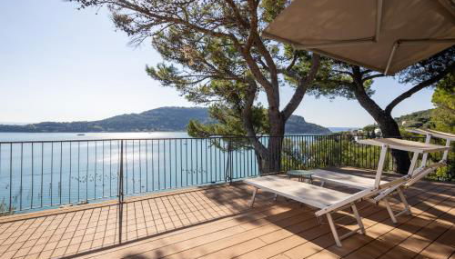 Modern and Elegant apartment with a spacious sea view terrace overlooking Palmaria Island Bright designer interiors Fully equipped Up to 6 guests Private parking Aircon All the comforts for a perfect stay - Foto 2, sunbed