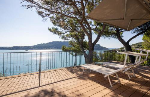 Modern and Elegant apartment with a spacious sea view terrace overlooking Palmaria Island Bright designer interiors Fully equipped Up to 6 guests Private parking Aircon All the comforts for a perfect stay - Foto 2