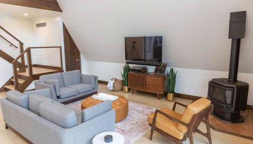 TreeTops Ayframe, Supersized AFrame on the River with Hot Tub - Foto 5