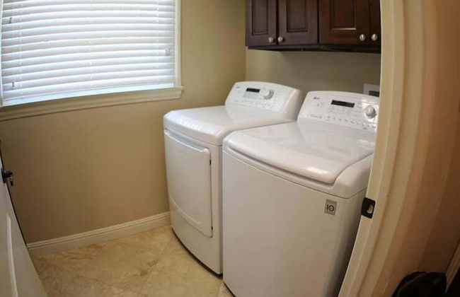 Incredible Estate 5 Bedrooms 3 Bathroom W/resort Style Rock Pool & Jacuzzi - Photo 41