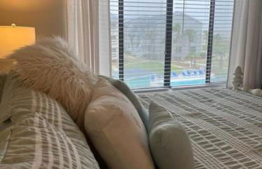 NEW LISTING! Centrally Located with Pool and Beach Views - Foto 14