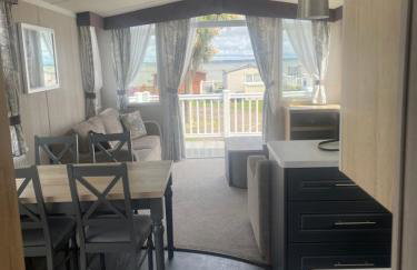 Beautiful caravan at Kent coast with wrap around decking and free WiFi sleeps 6 - Foto 13