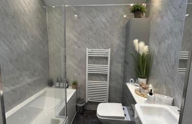 Cannons Loft Central Buxton, Duplex loft 3 bedroom Set over 3 floors stairs no lift sleeps 5 - Photo 12