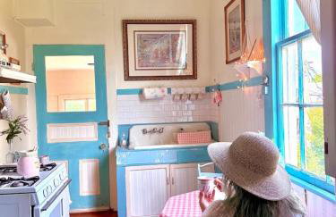 4BR 3 BA HUGE, Balcony, Cemetery, Streetcar sleeps 8! - Photo 14