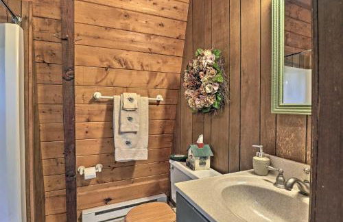 Lakefront Berkshires Retreat with Deck, Dock and Boat! - Foto 17