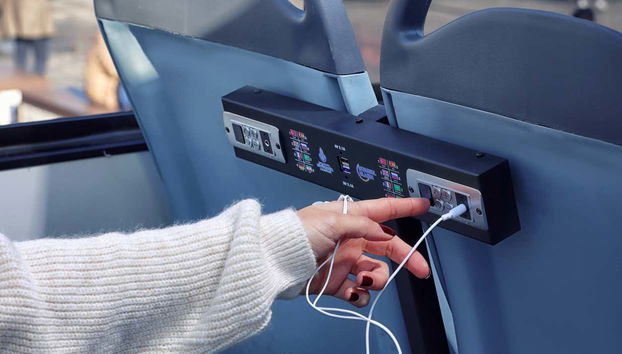 Ligando os fones de ouvido para ouvir as explicações