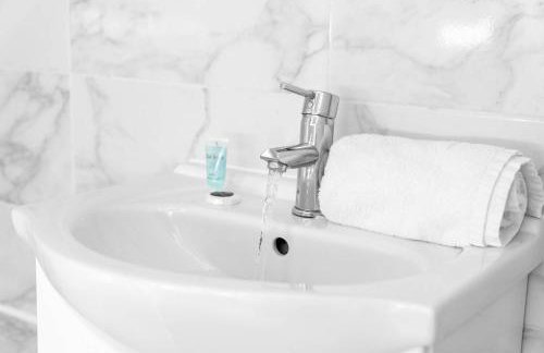 Stylish Five Bedroom House - Parking - Terrace - Fast Wi-Fi 974P - Foto 42