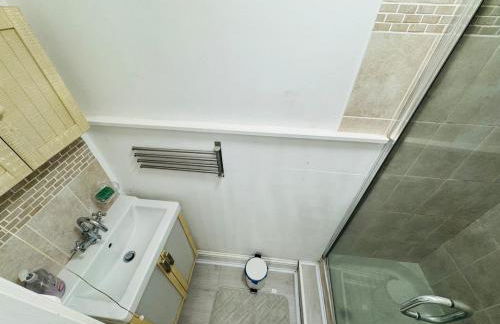 Modern 4BR House with Parking, 8 Mins to Gatwick Airport - Foto 28