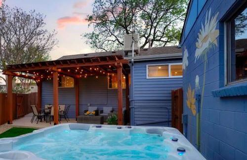 One of a Kind Home with HOT TUB Pool Table and Fire Pit 4 Miles to DT - Foto 24