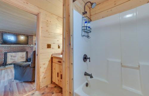 Cozy Houghton Lake Vacation Rental with Fireplace! - Foto 16