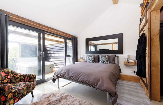 Romantic Countryside Lodge With Hot Tub - Photo 11