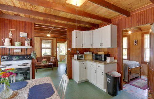 Grandmas Cottage with Sunroom Walk to Beach - Foto 9