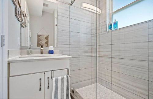 Picturesque beach house with plenty of room and amazing decks, close to beach - Foto 28