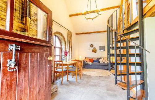 Smiddy Cottage, Historic Village Hub with Spacious Lounge, High Ceilings, and Wood Stove - Foto 7