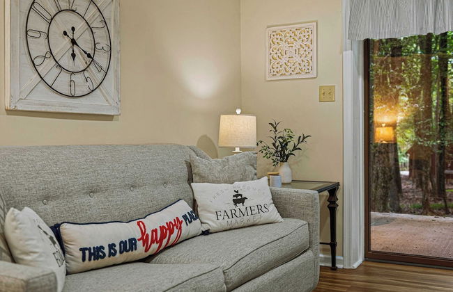 Frolic on Fern by Avantstay Enclosed Deck w/ Forest Views, Bar - Photo 24