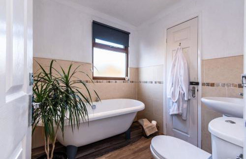 Cosy Countryside Hot Tub Retreat! Fully Central Heated with FREE Parking - Foto 7