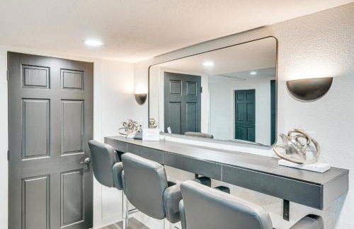 Luxury Prairie Retreat 5 Min from Madison! - Photo 18