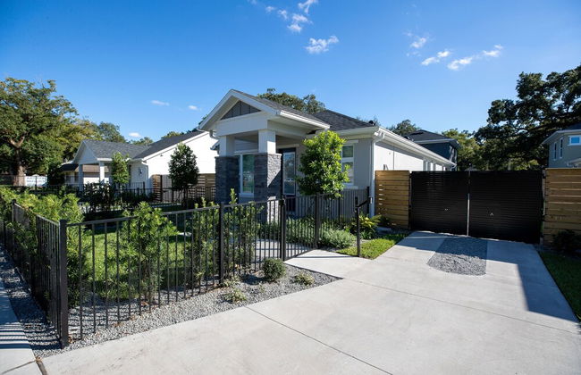 Brand New Modern Pet Friendly Zen Home W/ Private Home Theater & Hot Tub! 2 Bedroom Home by RedAwning - Photo 58