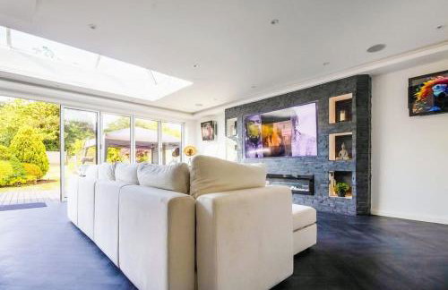 Luxury 4-Bedroom High-End Home, Includes Jacuzzi and Pool Table - Foto 73