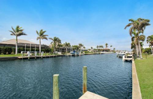 Chic & modern canal-front retreat with private pool - Azure Tides - Photo 2