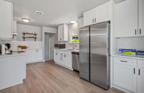 Spacious 5B2B home 5 min to airport with AC, Game Room, WiFi, Parking - Photo 38