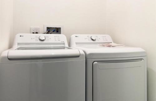 Modern Luxe Retreat 3-Bedroom #3 - Photo 32