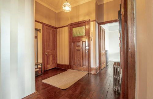 Beautiful, traditional 2 bed flat w free parking - Pass the Keys - Photo 16