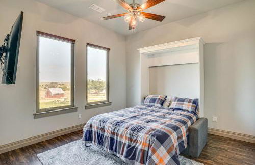 Elegant Sunset Meadow Ranch in Texas with Hot Tub - Photo 24