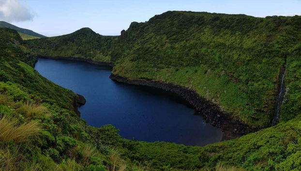 Contemplando una de las lagunas volcánicas