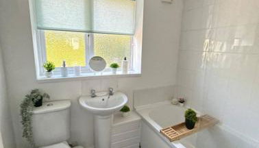 Comfy 1 BR Apartment - Sleeps 2 with Free Parking! - Foto 2