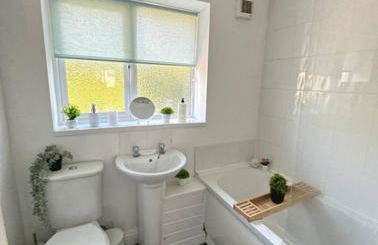 Comfy 1 BR Apartment - Sleeps 2 with Free Parking! - Foto 2