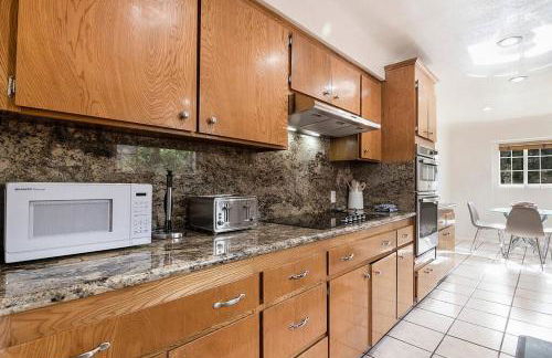 Updated 3-Bedroom LA Home with Backyard, BBQ & Family-Friendly Amenities - Photo 29